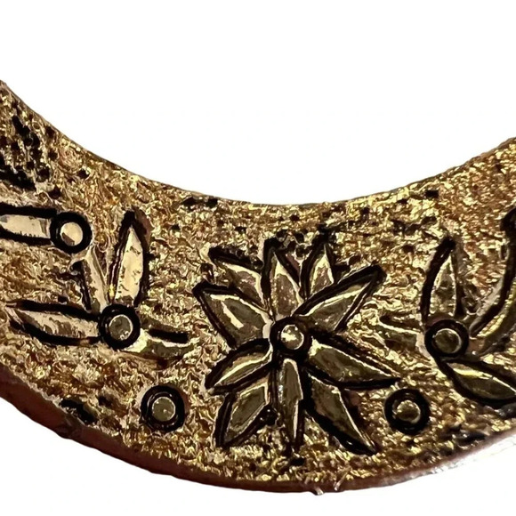 Vintage Sarah Coventry Textured Floral Circle Brooch Pin Gold Tone - Picture 3 of 3